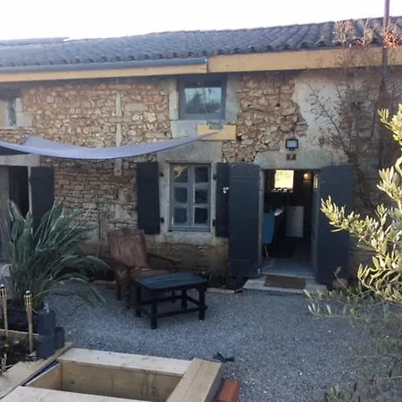 Beau 2 Bedroom/ensuite Gite, Southerly Courtyard * Nanteuil-en-Vallée