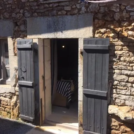 Beau 2 Bedroom/ensuite Gite, Southerly Courtyard * Nanteuil-en-Vallée